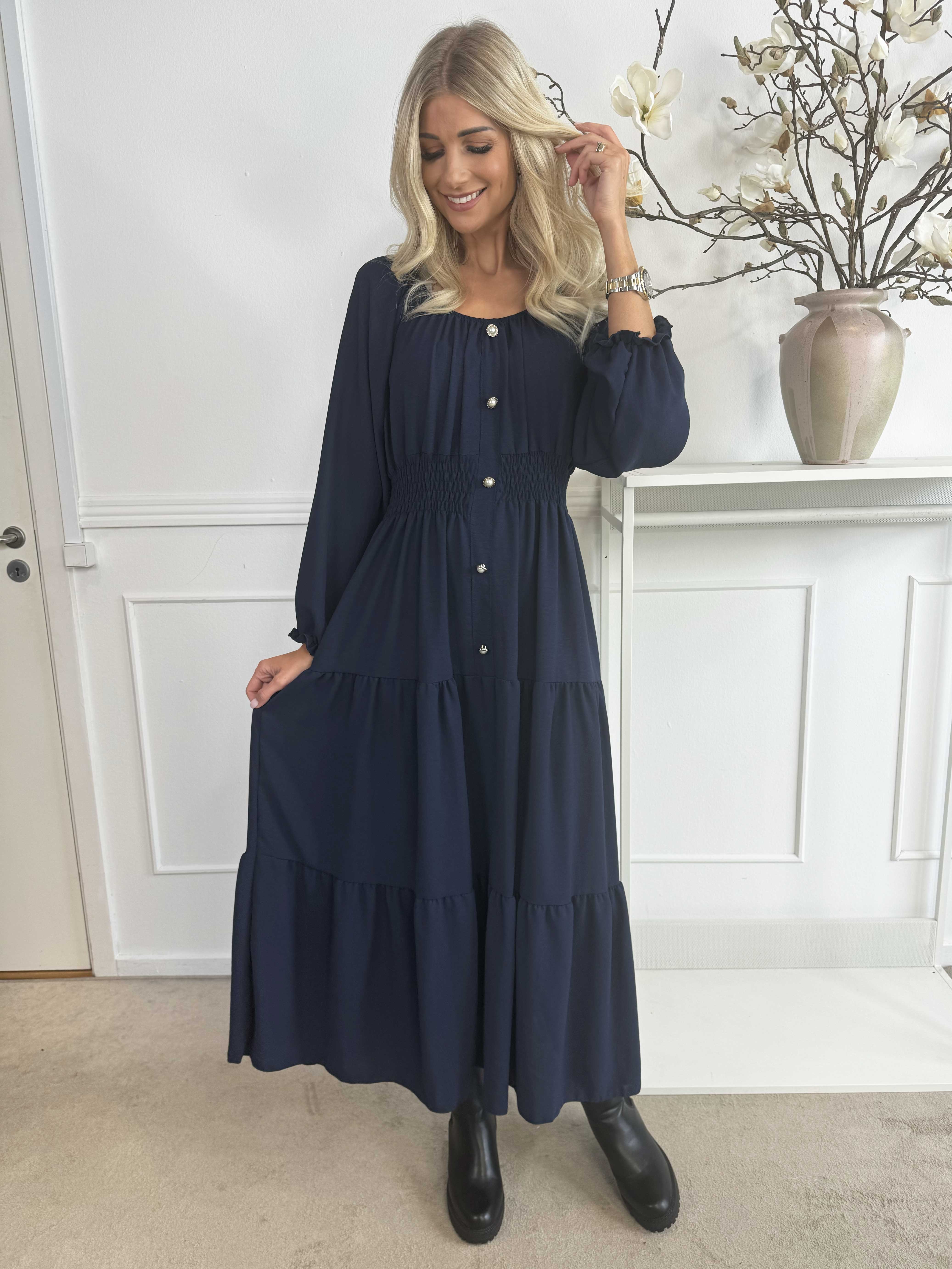 Midnight - Lang kjole med smock i taljen og guld knapper